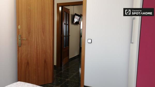 Acogedora habitación en apartamento de 3 dormitorios en Cerdanyola del Vallès.