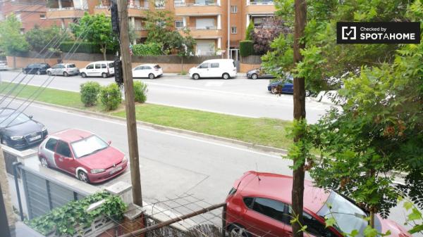 Acogedora habitación en apartamento de 3 dormitorios en Cerdanyola del Vallès.