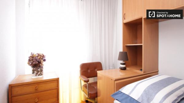 Einzelzimmer in 3-Bett-Wohnung von Sant Martí, Barcelona