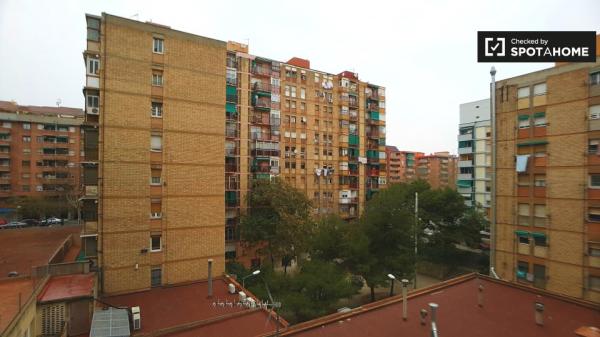 Habitación individual en apartamento de 3 camas by Sant Martí, Barcelona