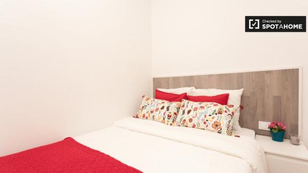 Se alquila habitación en apartamento de 5 dormitorios en Sarrià-Sant Gervasi.