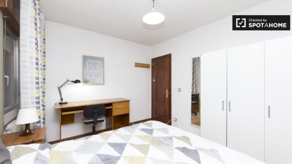 Espaçoso quarto em apartamento de 6 quartos em Alcalá de Henares