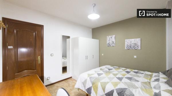 Geräumiges Zimmer in 6-Zimmer-Wohnung in Alcalá de Henares