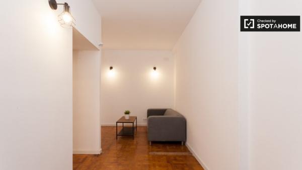 Se alquila habitación en apartamento de 5 dormitorios en Sarrià-Sant Gervasi.