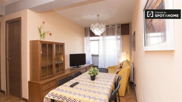 Geräumiges Zimmer in 6-Zimmer-Wohnung in Alcalá de Henares