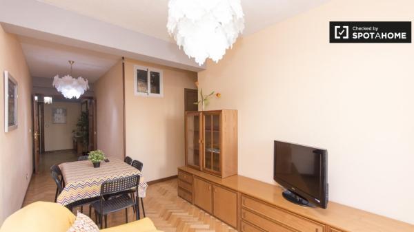 Spacious room in 6-bedroom apartment in  Alcalá de Henares