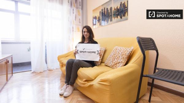 Amplia habitación en apartamento de 6 dormitorios en Alcalá de Henares.