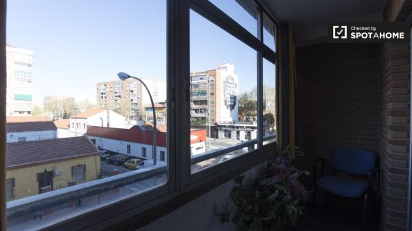 Amplia habitación en apartamento de 6 dormitorios en Alcalá de Henares.