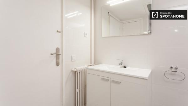 Se alquila habitación en apartamento de 5 dormitorios en Sarrià-Sant Gervasi.