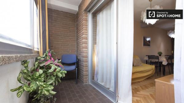 Espaçoso quarto em apartamento de 6 quartos em Alcalá de Henares