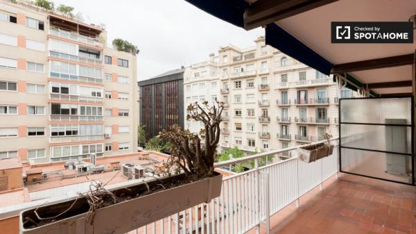 Se alquila habitación en apartamento de 5 dormitorios en Sarrià-Sant Gervasi.