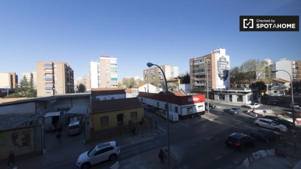 Chambre spacieuse dans un appartement de 6 chambres à Alcalá de Henares