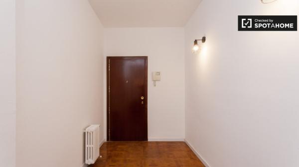 Se alquila habitación en apartamento de 5 dormitorios en Sarrià-Sant Gervasi.