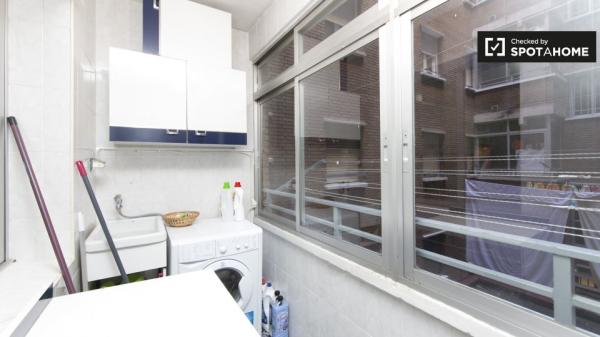 Chambre spacieuse dans un appartement de 6 chambres à Alcalá de Henares