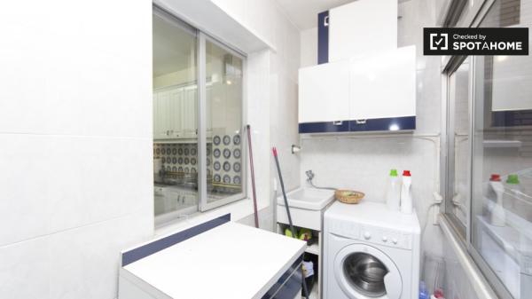 Espaçoso quarto em apartamento de 6 quartos em Alcalá de Henares