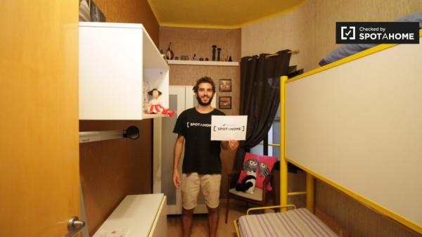 Quarto exterior em apartamento de 3 quartos em Gràcia, Barcelona