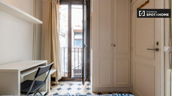 Habitación soleada en apartamento de 5 dormitorios en Barri Gòtic, Barcelona