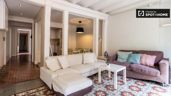 Habitación soleada en apartamento de 5 dormitorios en Barri Gòtic, Barcelona