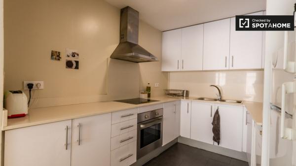 Habitación soleada en apartamento de 5 dormitorios en Barri Gòtic, Barcelona