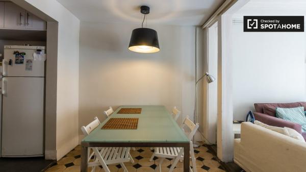 Habitación soleada en apartamento de 5 dormitorios en Barri Gòtic, Barcelona