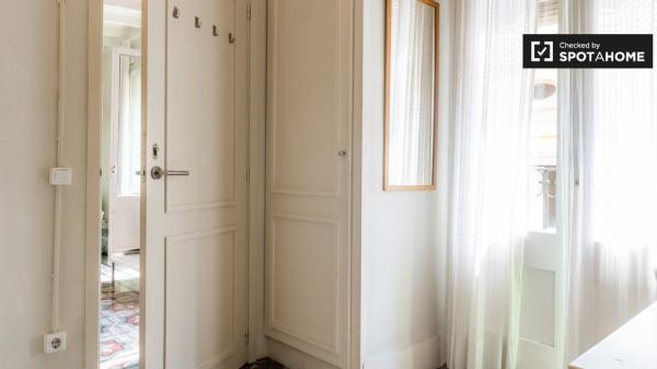 Habitación soleada en apartamento de 5 dormitorios en Barri Gòtic, Barcelona