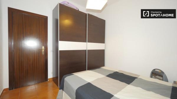 Bonita habitación en alquiler en acogedor apartamento de 3 dormitorios en Barcelona.