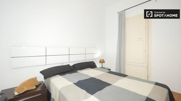 Bonita habitación en alquiler en acogedor apartamento de 3 dormitorios en Barcelona.