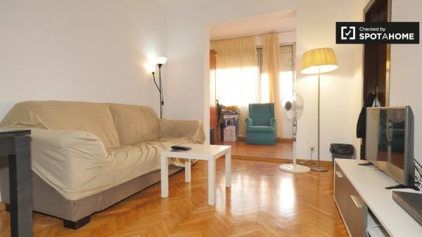 Bonita habitación en alquiler en acogedor apartamento de 3 dormitorios en Barcelona.