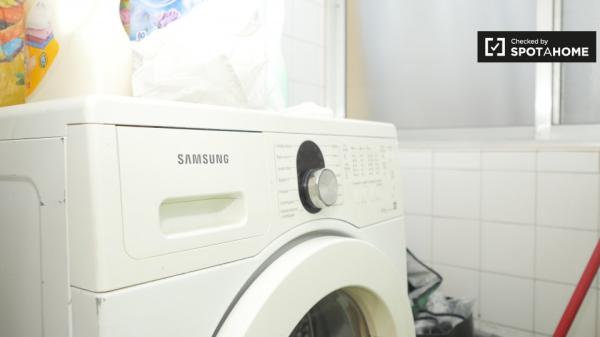 Bonita habitación en alquiler en acogedor apartamento de 3 dormitorios en Barcelona.