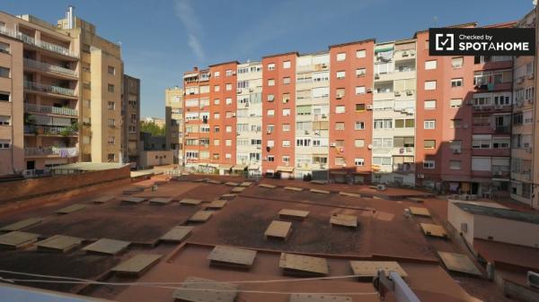 Bonita habitación en alquiler en acogedor apartamento de 3 dormitorios en Barcelona.