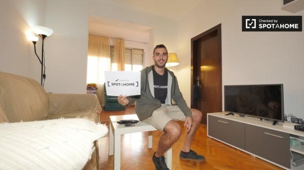 Bonita habitación en alquiler en acogedor apartamento de 3 dormitorios en Barcelona.