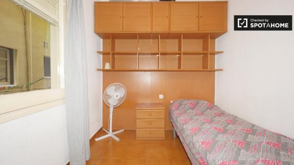 Bonita habitación en alquiler en acogedor apartamento de 3 dormitorios en Barcelona.