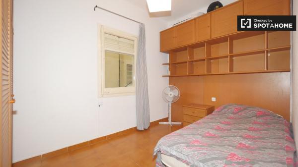 Bonita habitación en alquiler en acogedor apartamento de 3 dormitorios en Barcelona.