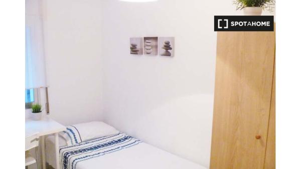 Acogedora habitación en un apartamento de 2 dormitorios en Carabanchel, Madrid