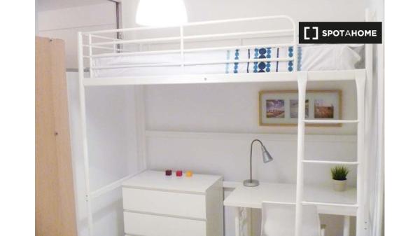 Acogedora habitación en un apartamento de 2 dormitorios en Carabanchel, Madrid