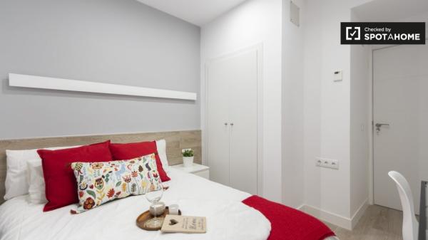 Chambre rénovée à louer dans un appartement de 8 chambres à Delicias