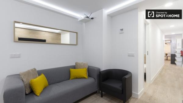 Chambre rénovée à louer dans un appartement de 8 chambres à Delicias