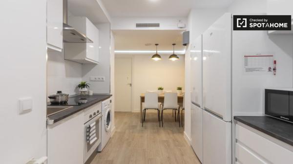 Chambre rénovée à louer dans un appartement de 8 chambres à Delicias