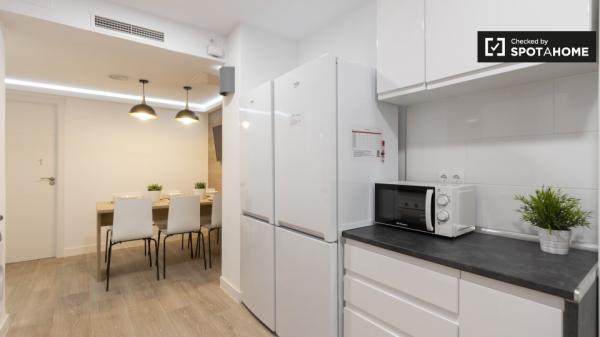 Chambre rénovée à louer dans un appartement de 8 chambres à Delicias