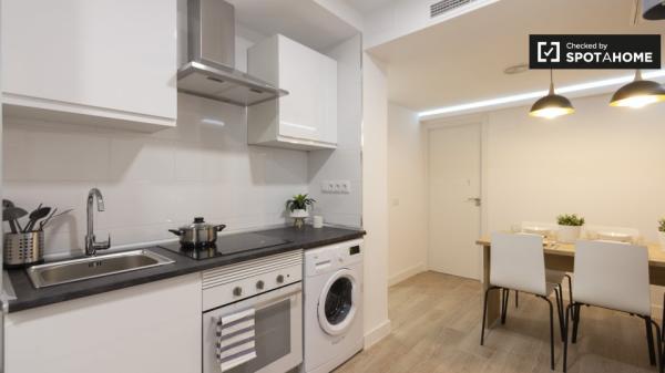 Chambre rénovée à louer dans un appartement de 8 chambres à Delicias