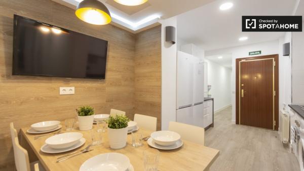 Chambre rénovée à louer dans un appartement de 8 chambres à Delicias