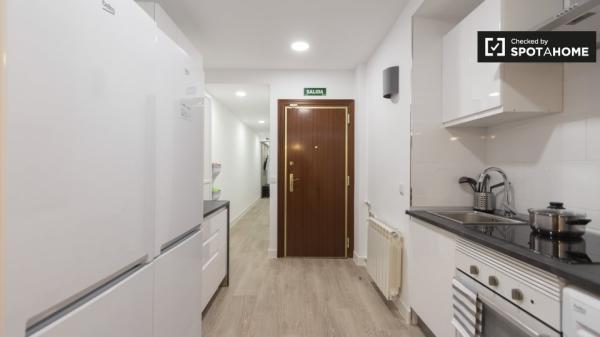 Habitación renovada en alquiler en apartamento de 8 habitaciones en Delicias