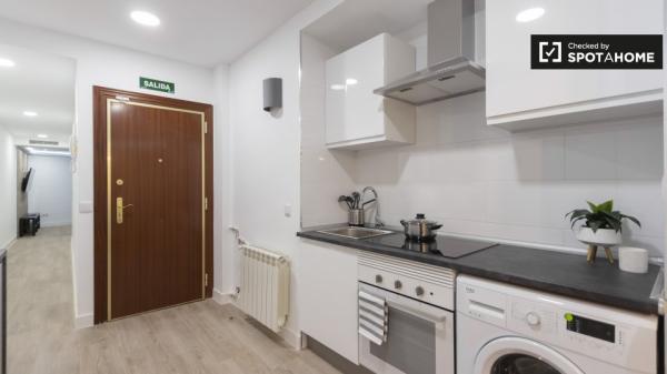 Chambre rénovée à louer dans un appartement de 8 chambres à Delicias