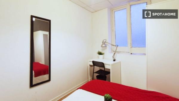 Camera funzionale in appartamento con 12 camere da letto a Sol, Madrid