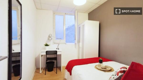 Quarto funcional em apartamento de 12 quartos em Sol, Madrid