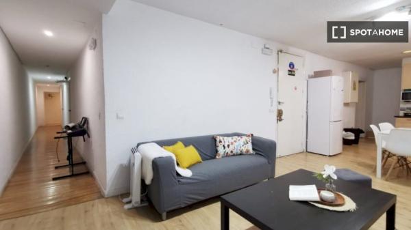 Camera funzionale in appartamento con 12 camere da letto a Sol, Madrid