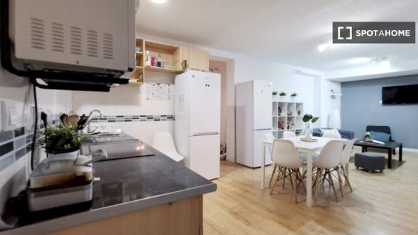 Quarto funcional em apartamento de 12 quartos em Sol, Madrid