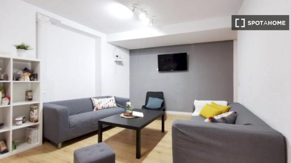 Quarto funcional em apartamento de 12 quartos em Sol, Madrid