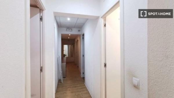 Quarto funcional em apartamento de 12 quartos em Sol, Madrid