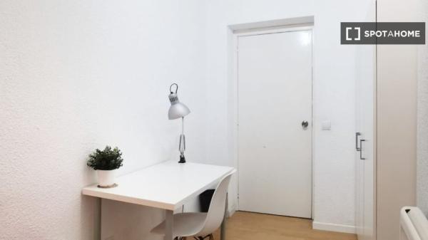 Camera funzionale in appartamento con 12 camere da letto a Sol, Madrid